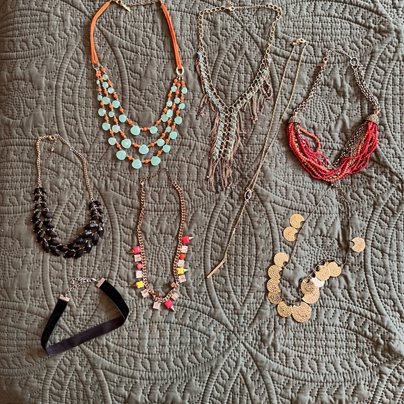 Bundle of 8 necklaces some chunky, some long, some short/choker - Picture 2 of 10